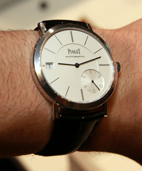 Piaget Altiplano Date 40mm Ultra-Thin Watch Hands-On | aBlogtoWatch